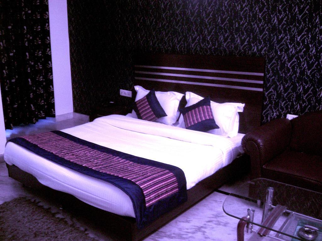 Hotel Mandakini Palace Delhi  Room photo
